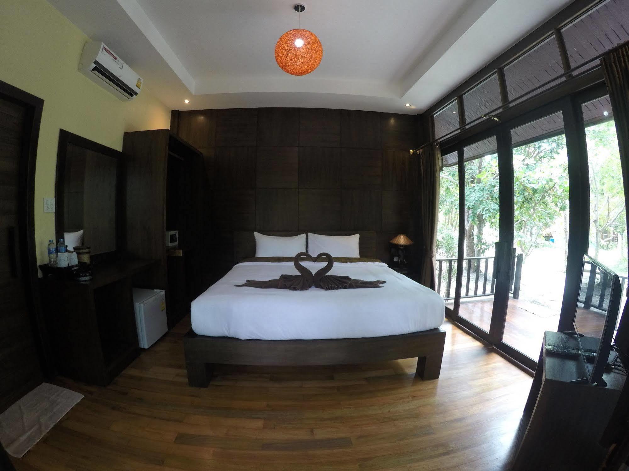 Lipe Sunset Beach Resort Exterior photo